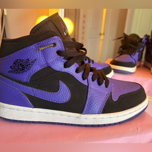 PURPLE AIR JORDAN 1s - Picture 3 of 8